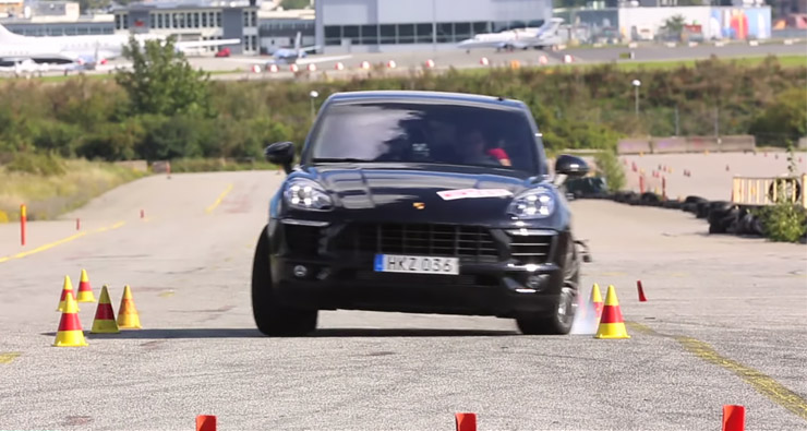 Прохождение «лосиного теста» Porsche Macan. Кадр из ролика youtu.be/HgVue72wqnI