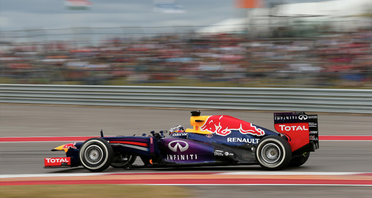 Себастьян Феттель за рулем болида RB9 по ходу Гран-при США. Фото Red Bull