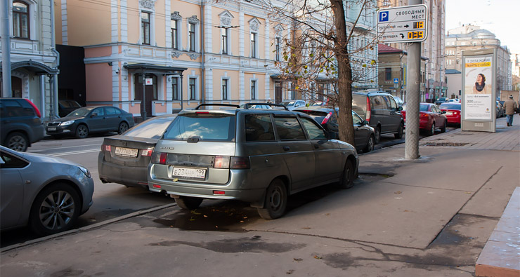 Парковка автомобиля на тротуаре. Фото «Карпикса»