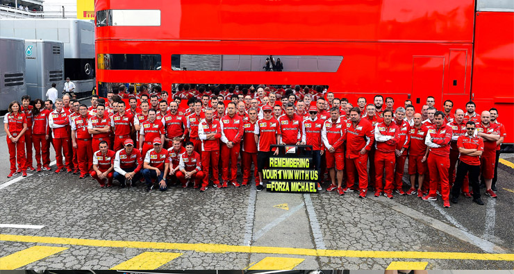 Акция в поддержку Михаэля Шумахера. Фото Ferrari