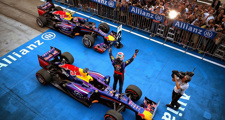Себастьян Феттель на пит-уолле Гран-при Японии. Фото Red Bull
