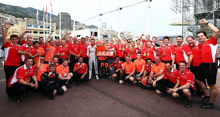 Жюль Бьянки в окружении сотрудников «Маруси» на Гран-при Монако. Фото Marussia