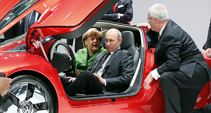 Владимир Путин за рулем Volkswagen XL1. Фото «Фольксвагена»