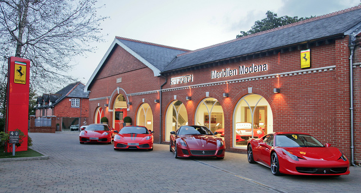 Дилерский центр Ferrari в Англии. Фото с сайта cardealermagazine.co.uk