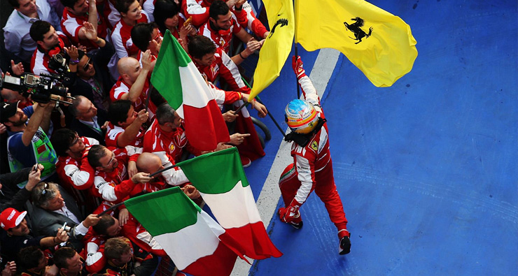 Фернандо Алонсо празднует победу на Гран-при Китая. Фото Ferrari