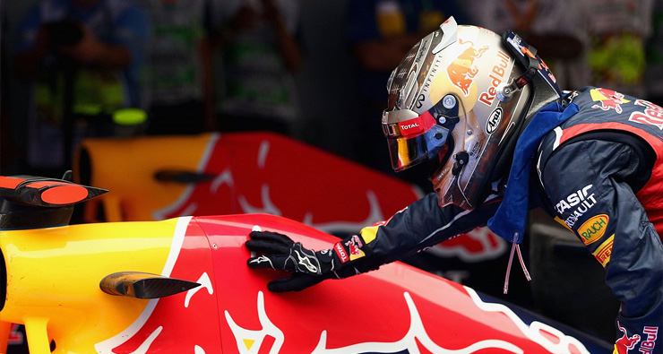 Себастьян Феттель гладит болид RB9 на пит-уолле Гран-при Канады. Фото Red Bull