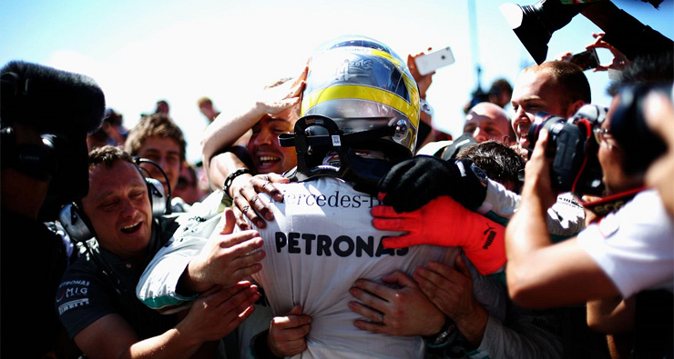 Нико Росберг обнимается с механиками команды на Гран-при Великобритании. Фото Mercedes AMG