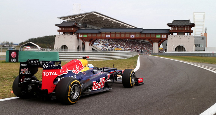 Себастьян Феттель за рулем болида RB9 на подъезде к финишной прямой Гран-при Кореи. Фото Red Bull
