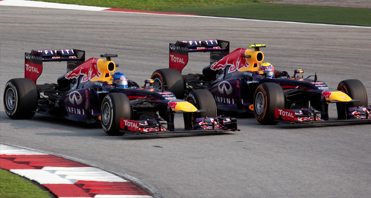 Борьба Марка Уэббера с Себастьяном Феттелем на Гран-при Малайзии. Фото Red Bull