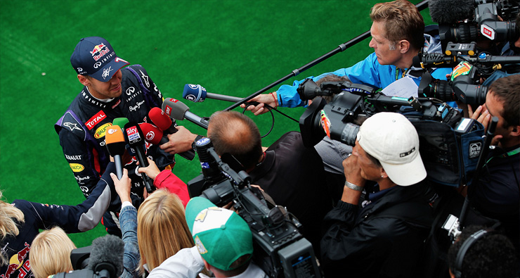 Себастьян Феттель общается с журналистами после завершения Гран-при Бельгии. Фото Red Bull